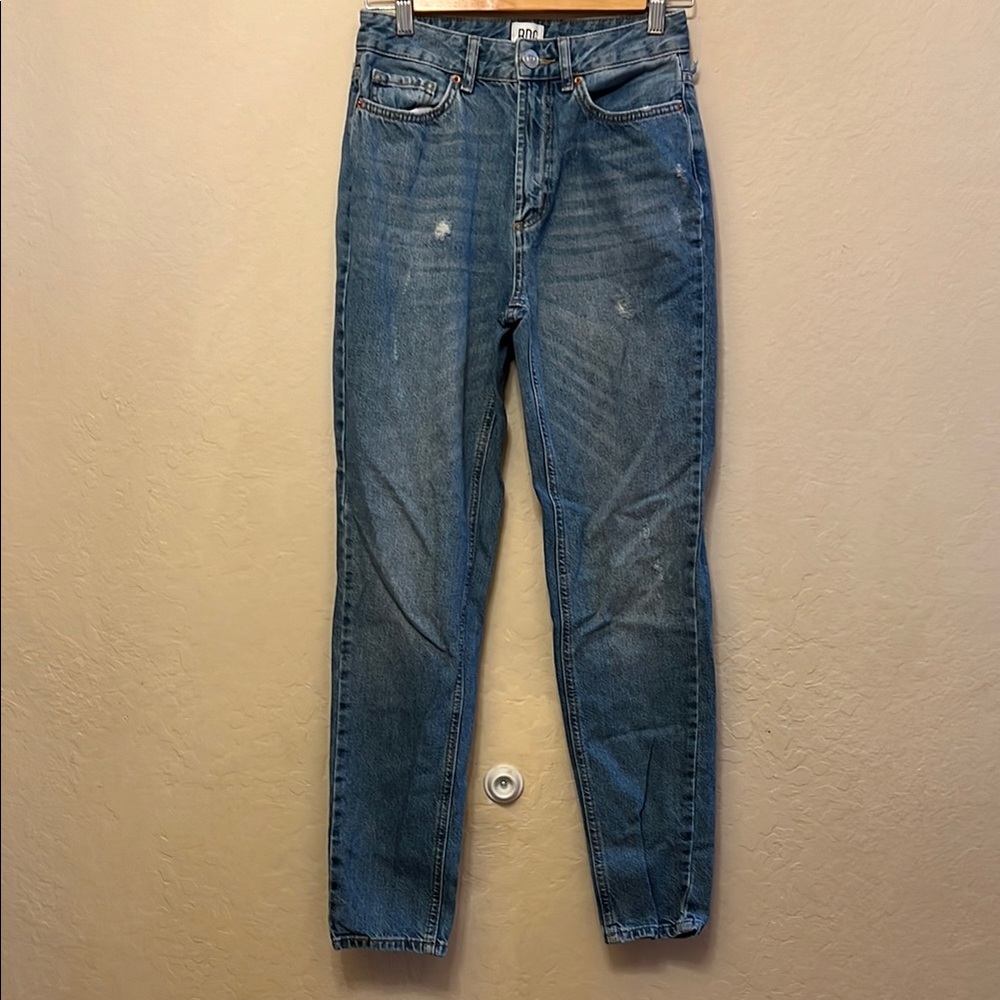 UO BDG WELL LOVED MOM HIGH RISE STRAIGHT SKINNY DENIM